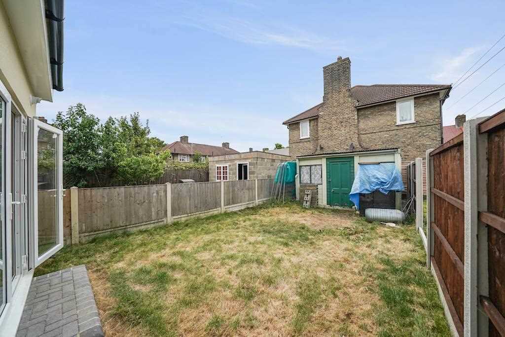 3 bedroom property to let in Chaplin Road, Dagenham, Dagenham £2,200 pcm