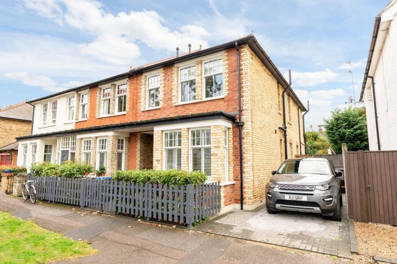 4 bedroom property for sale in Hurst Grove, WALTONONTHAMES, KT12 £