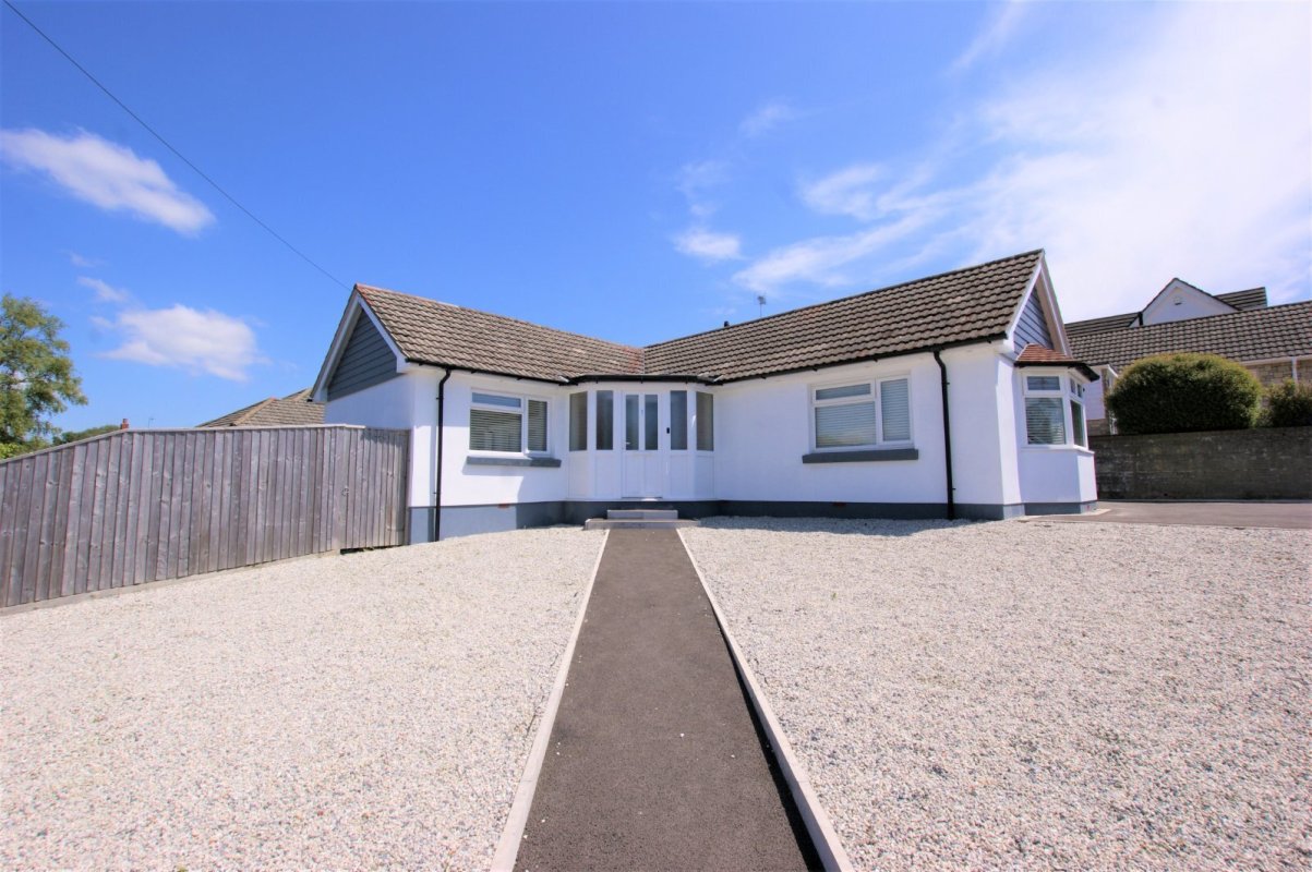 3 bedroom property for sale in Highmoor Close, Corfe Mullen, Wimborne