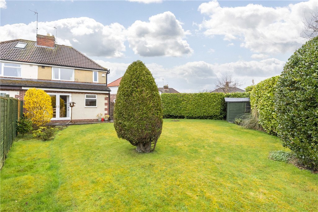 3 bedroom property for sale in Fieldhead Road, Guiseley, Leeds, LS20