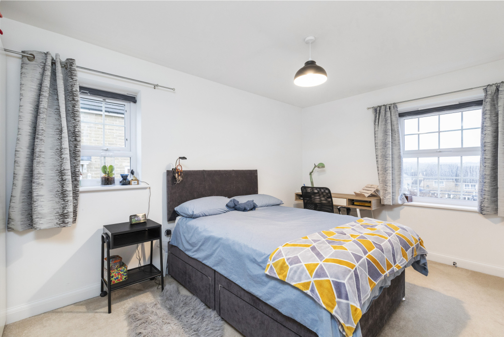 4 bedroom property for sale in The Brow, Cullingworth, BD13 Guide