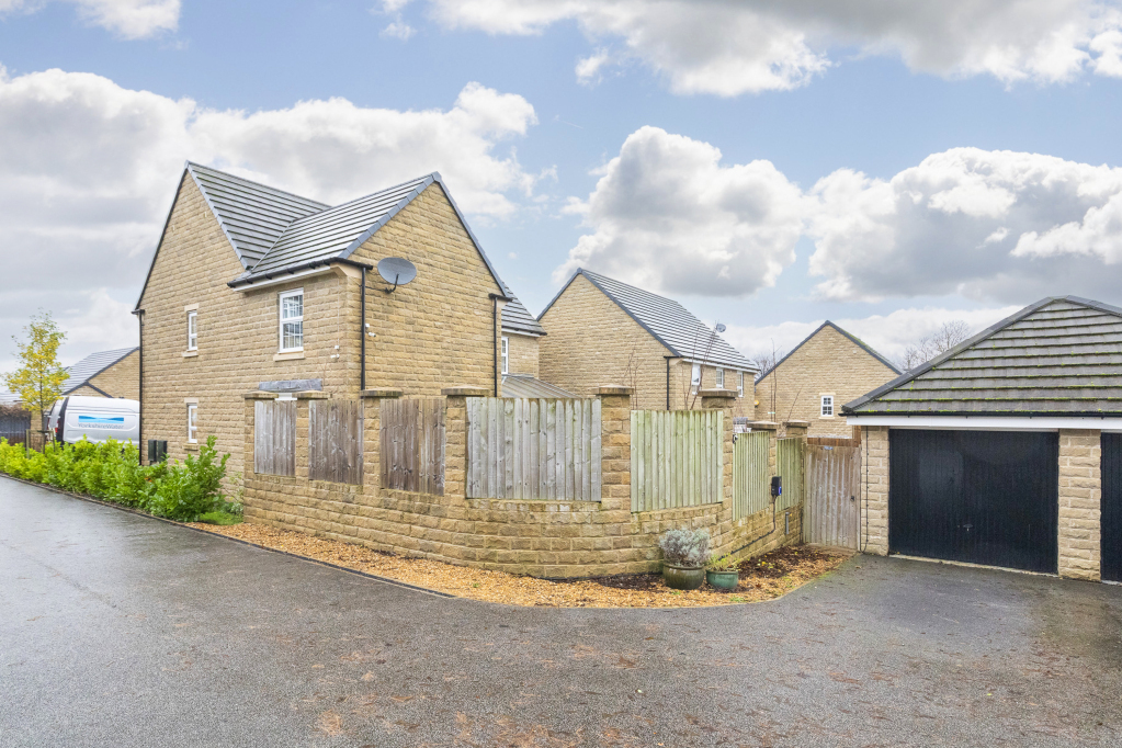 4 bedroom property for sale in The Brow, Cullingworth, BD13 Guide