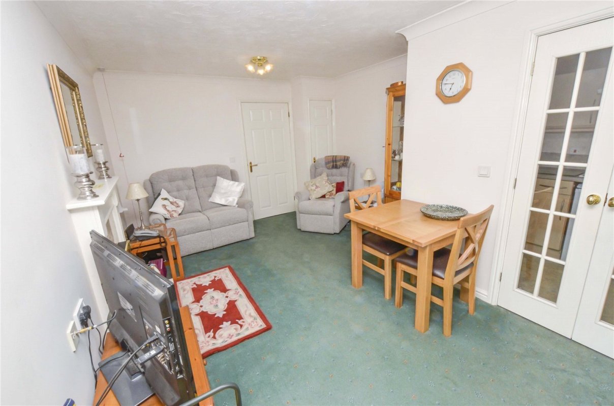 1 bedroom property for sale in Pinewood Court, 179 Station Road
