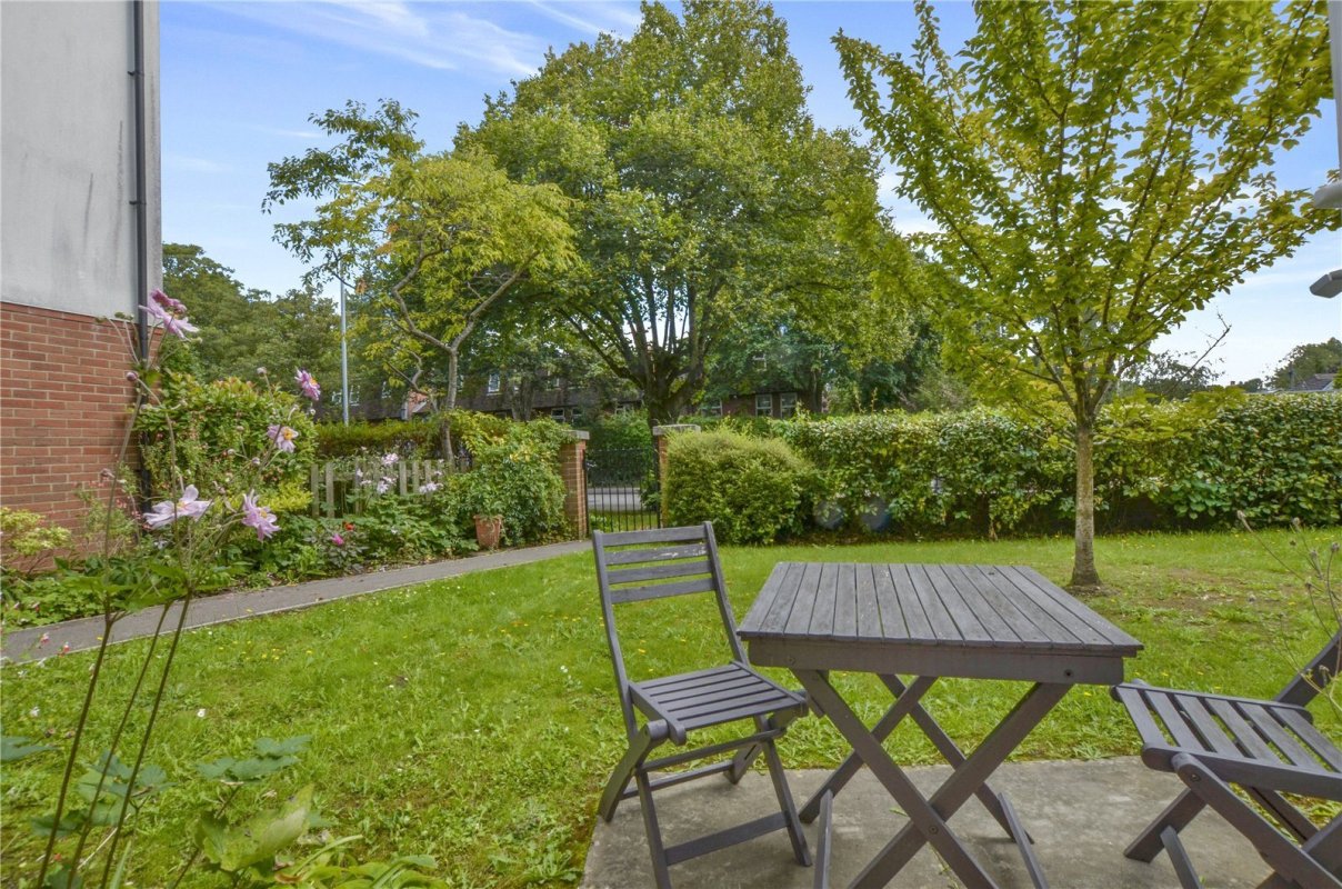 1 bedroom property for sale in Pinewood Court, 179 Station Road