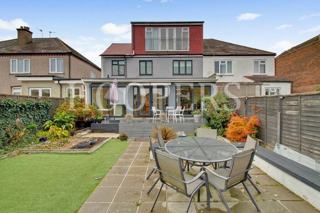 6 bedroom property for sale in Gladstone Park Gardens, London, NW2 £