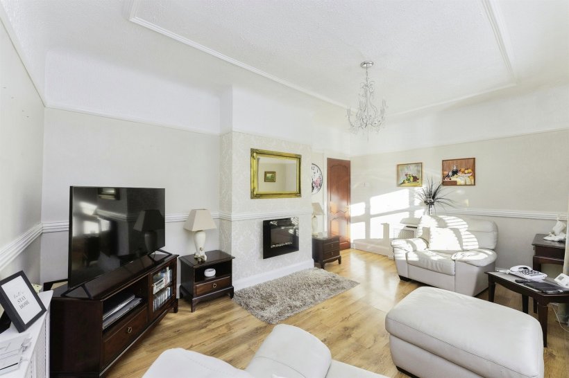 Greasby Road, Greasby, Wirral 2 bedroom semidetached bungalow Jones & Chapman