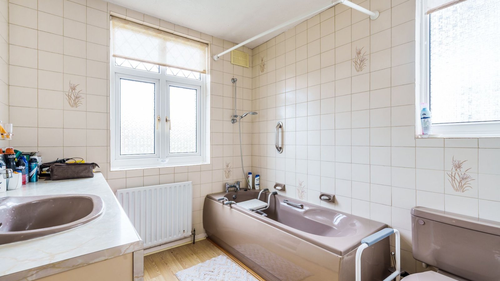 3 bedroom property for sale in Elm Way, Worcester Park, KT4 Offers in