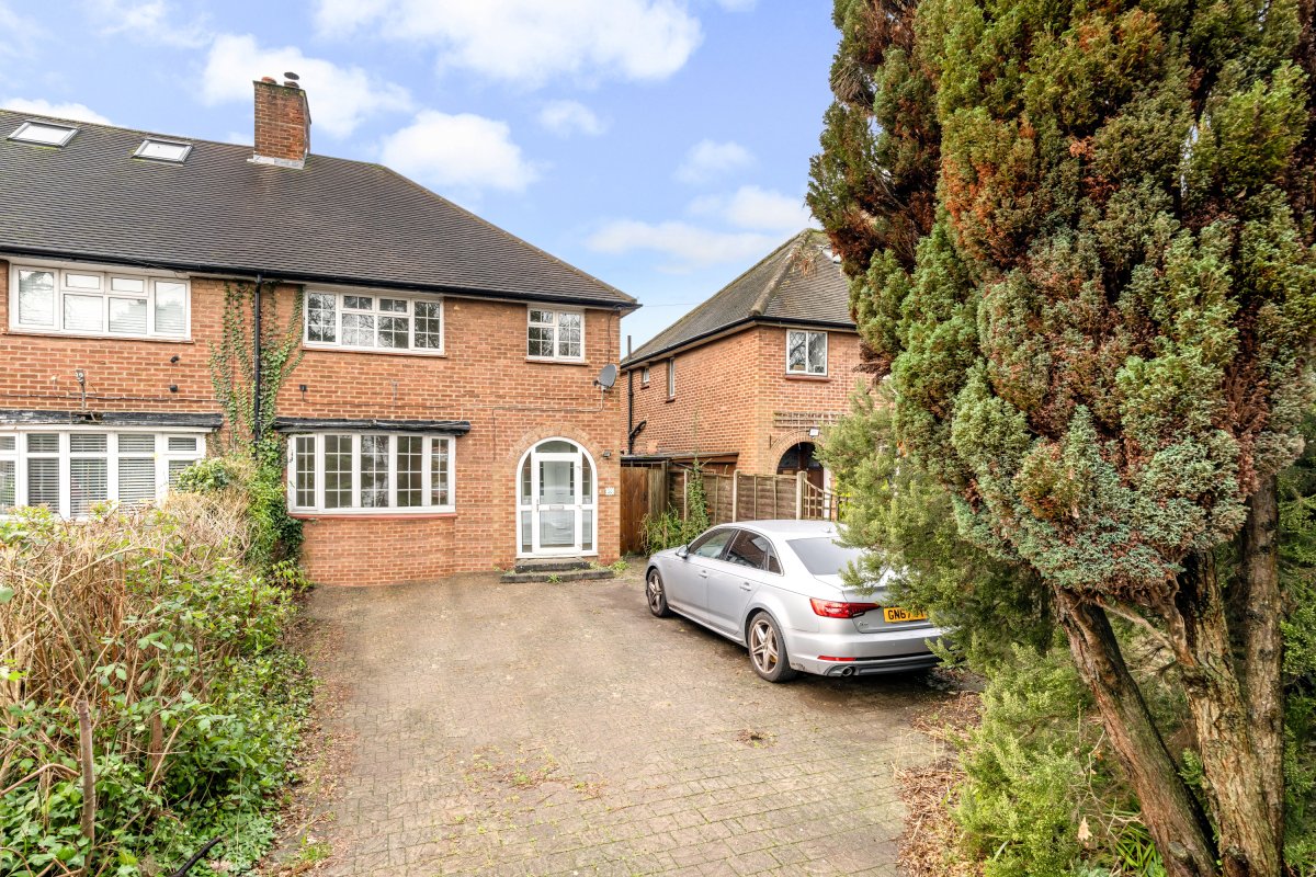 3 bedroom property for sale in Road, Horley, Surrey, RH6 £