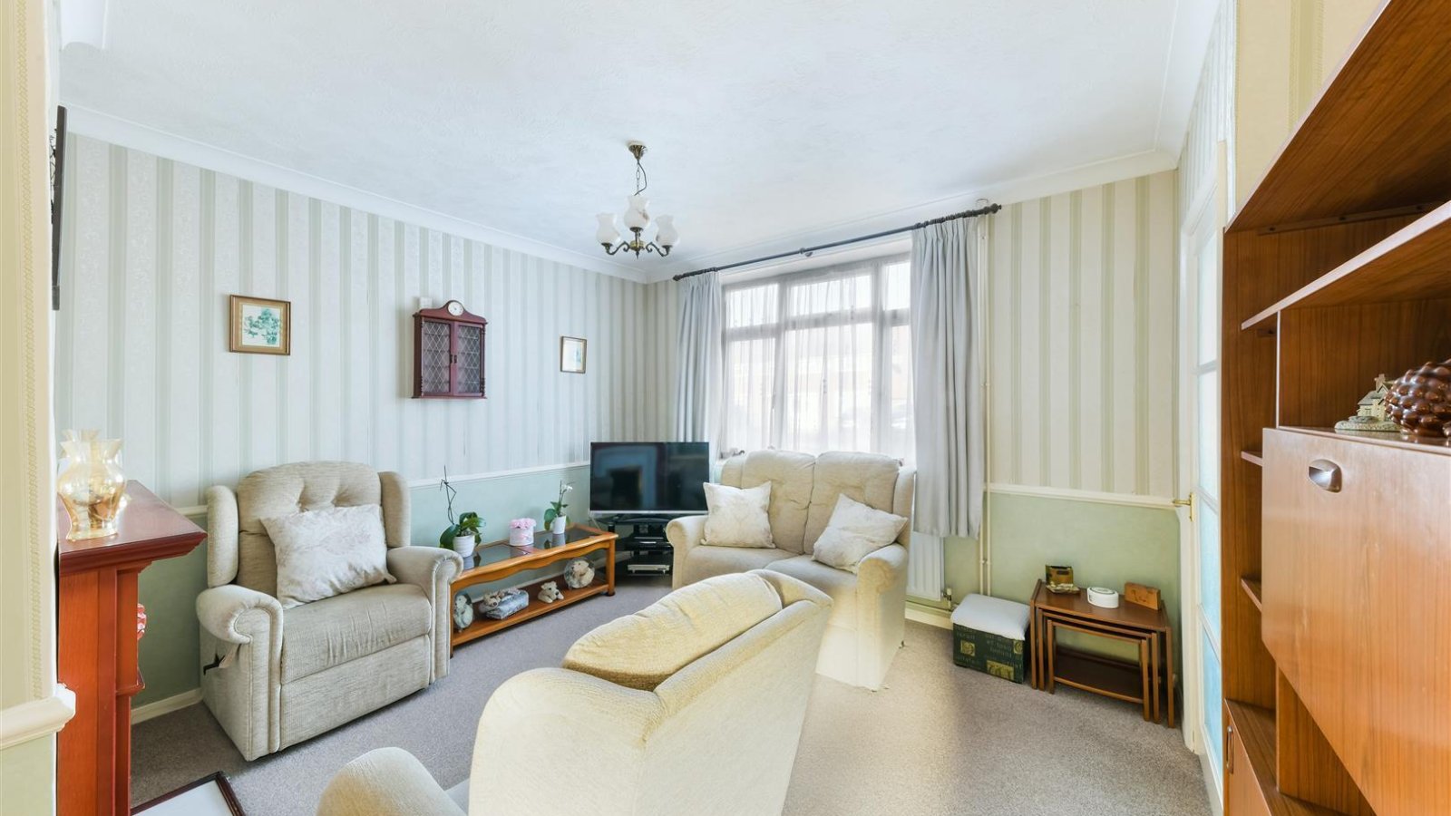 2 bedroom property for sale in Taynton Drive, Merstham, Redhill £350,000