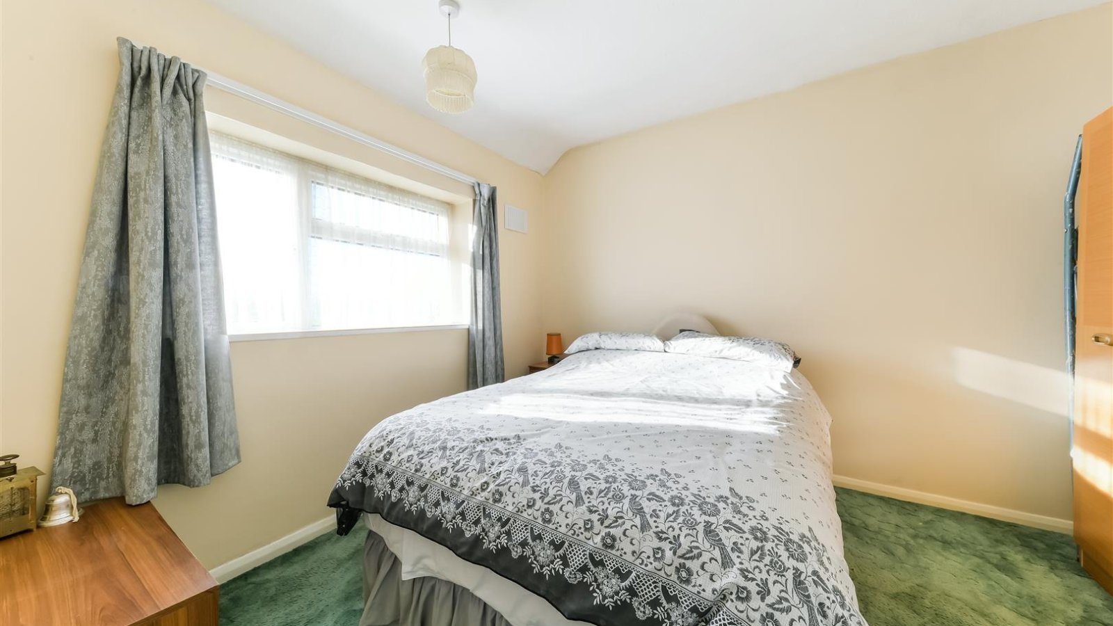 2 bedroom property for sale in Taynton Drive, Merstham, Redhill £350,000