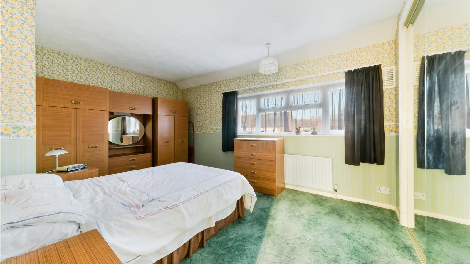 2 bedroom property for sale in Taynton Drive, Merstham, Redhill £350,000