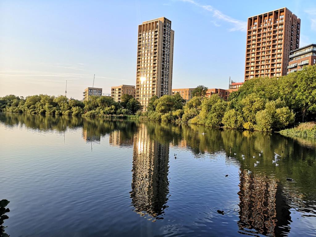 Two Bedroom Apartment Waterside West Hendon NW9 Image 7