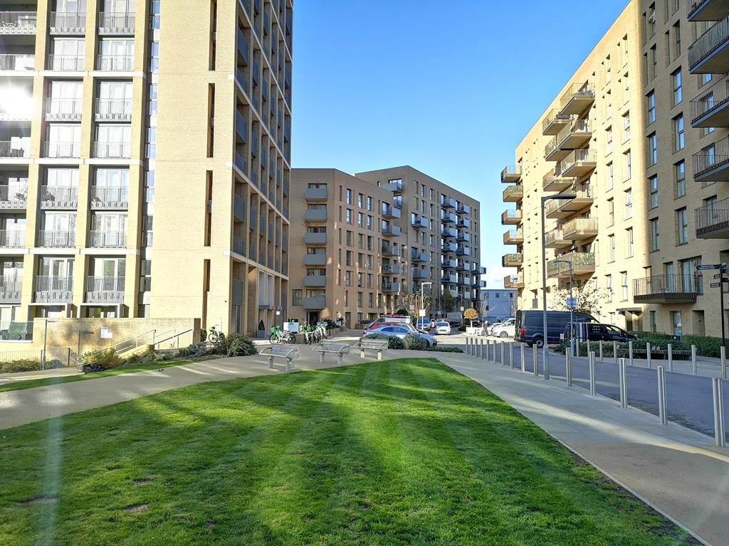 Two Bedroom Apartment Waterside West Hendon NW9 Image 8