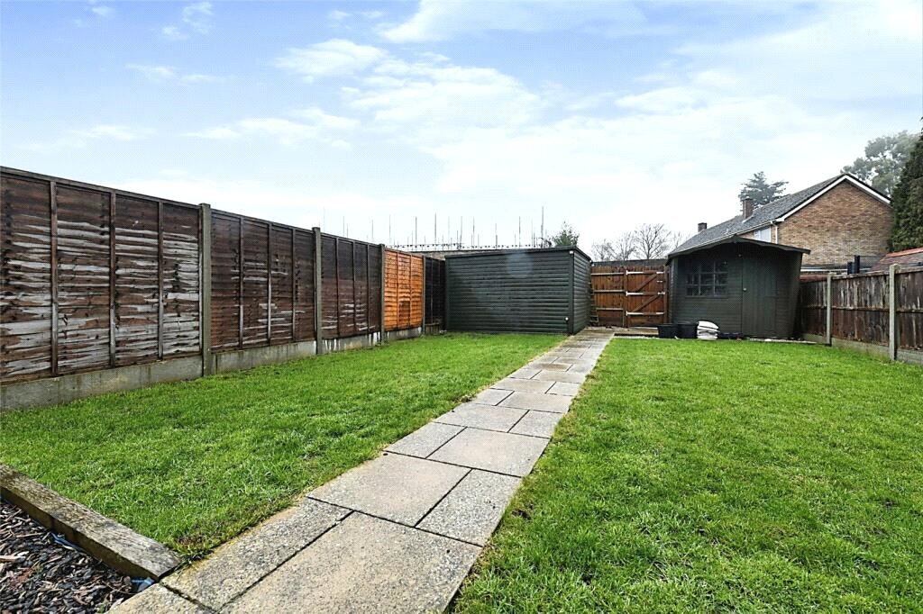 3 bedroom property for sale in Crown Hill, Rayleigh, Essex, SS6 £450,000