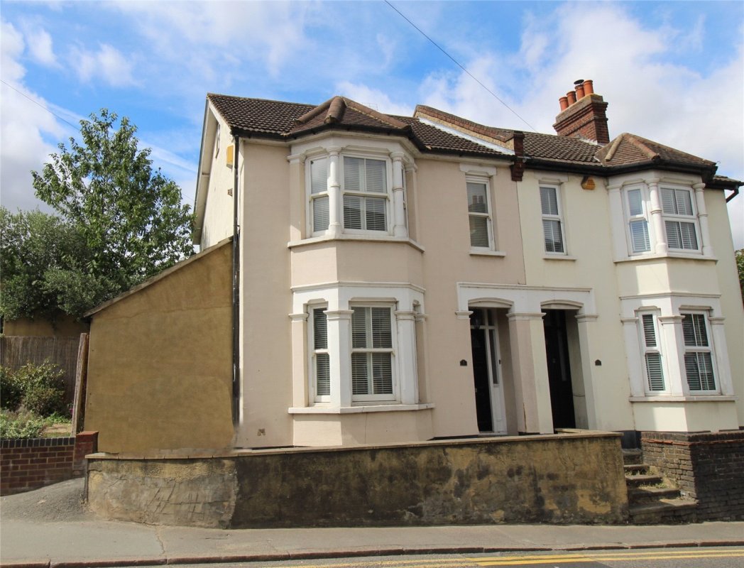 3 bedroom property for sale in Crown Hill, Rayleigh, Essex, SS6 £450,000