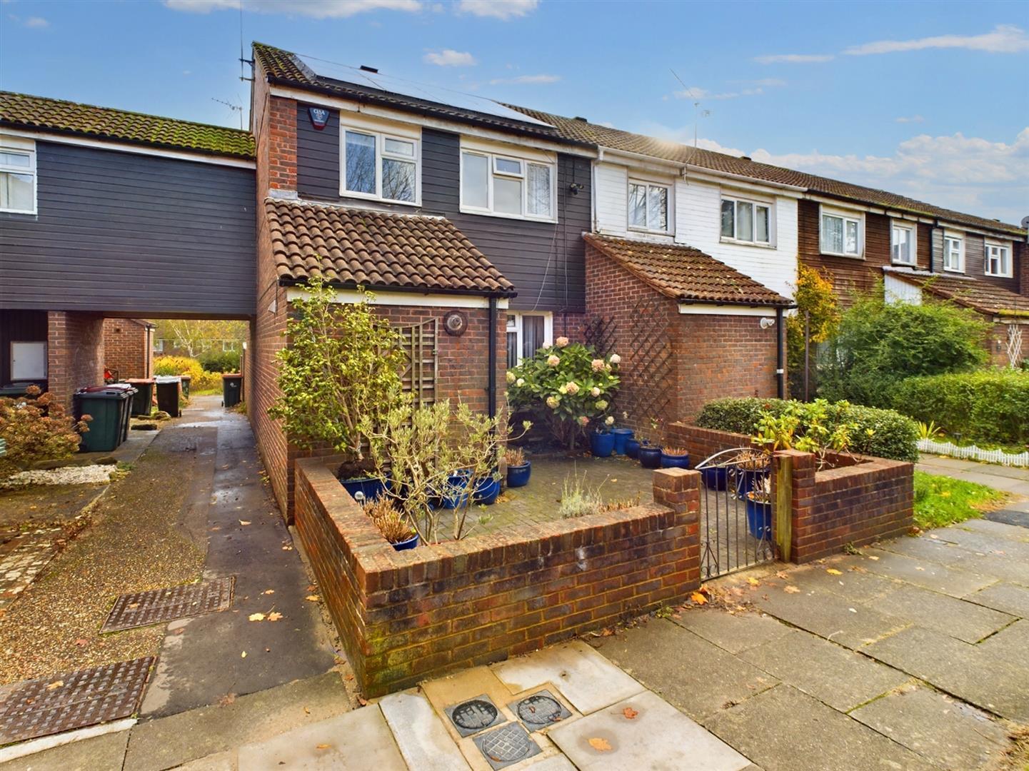 4 bedroom property for sale in Abbotsfield Road, Ifield West £360,000