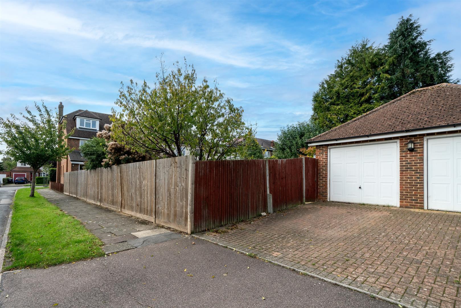 4 bedroom property for sale in Kingshill Avenue, St. Albans Guide