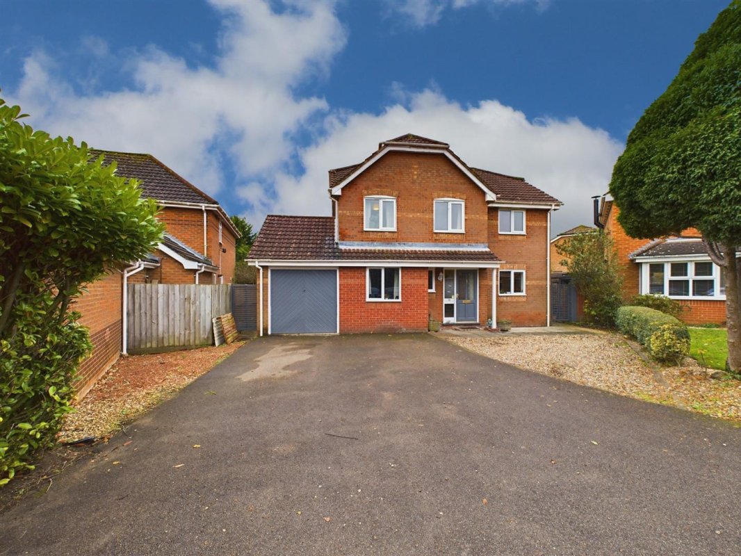 4 bedroom property for sale in Hawthorn Drive, Scarning Guide price £350,000