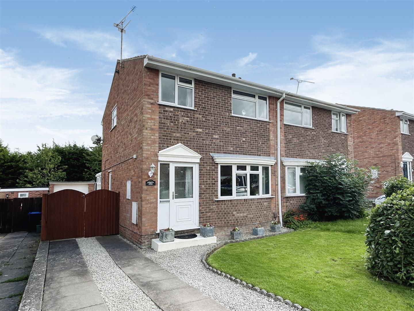 3 bedroom property for sale in Woodward Close, Whitnash, Leamington Spa £315,000