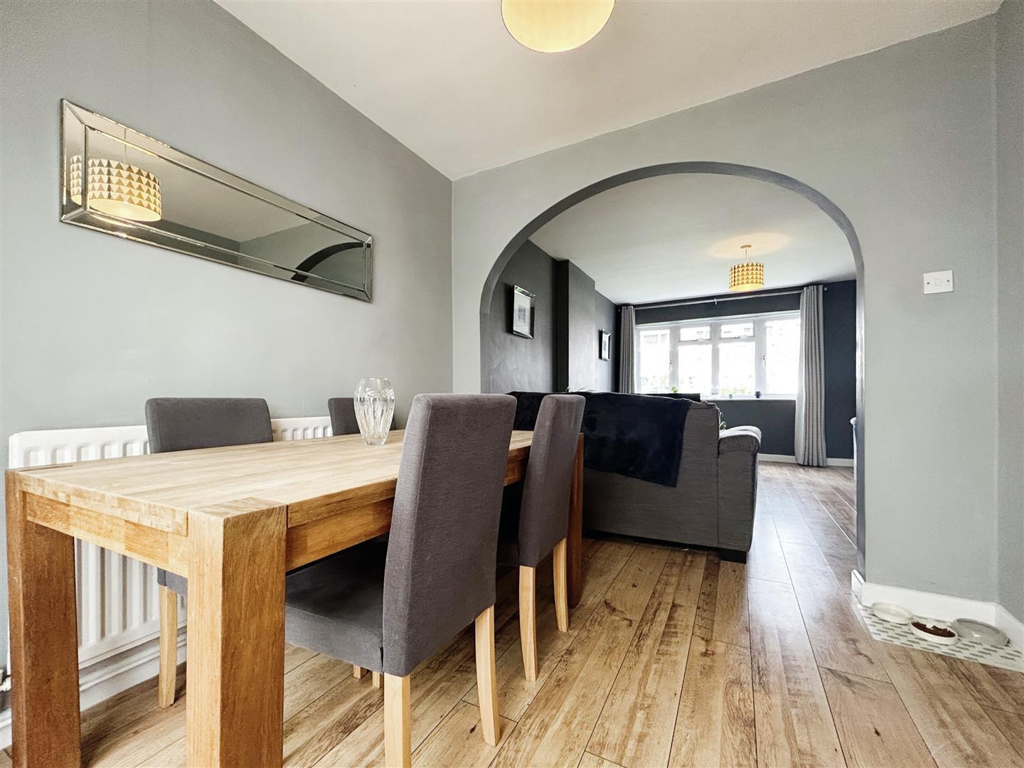 3 bedroom property for sale in Woodward Close, Whitnash, Leamington Spa