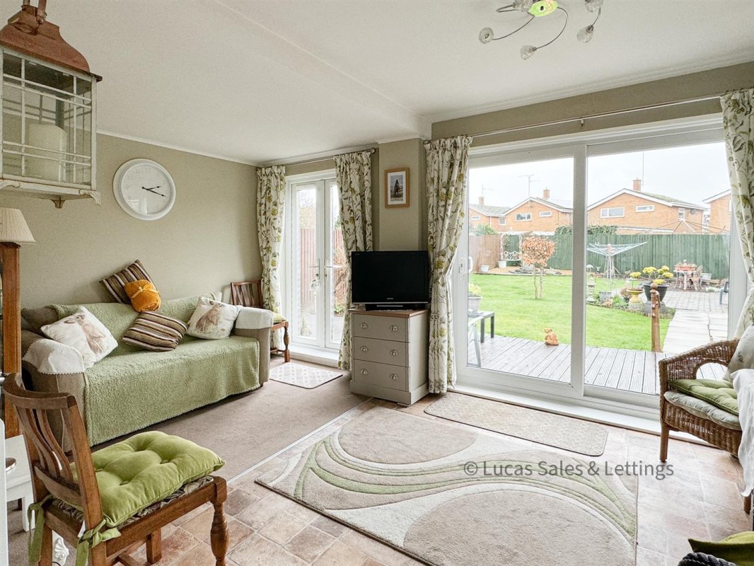 2 bedroom property for sale in Pennine Way, Kettering £260,000