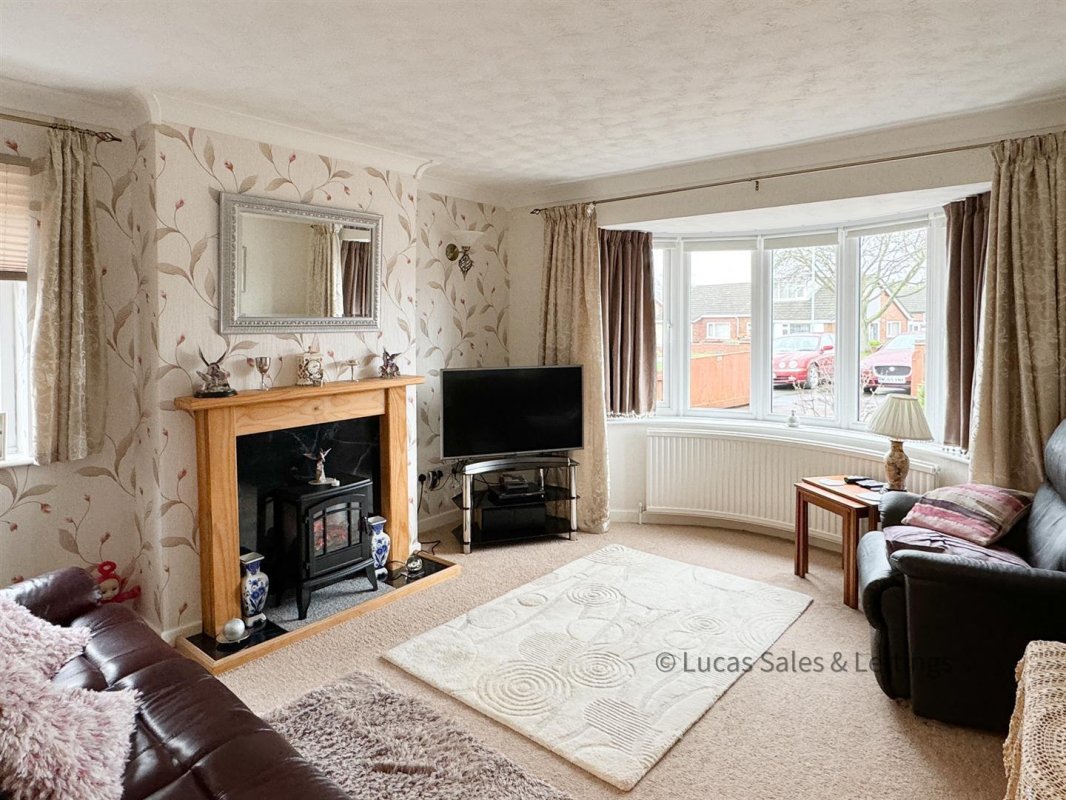2 bedroom property for sale in Pennine Way, Kettering £260,000