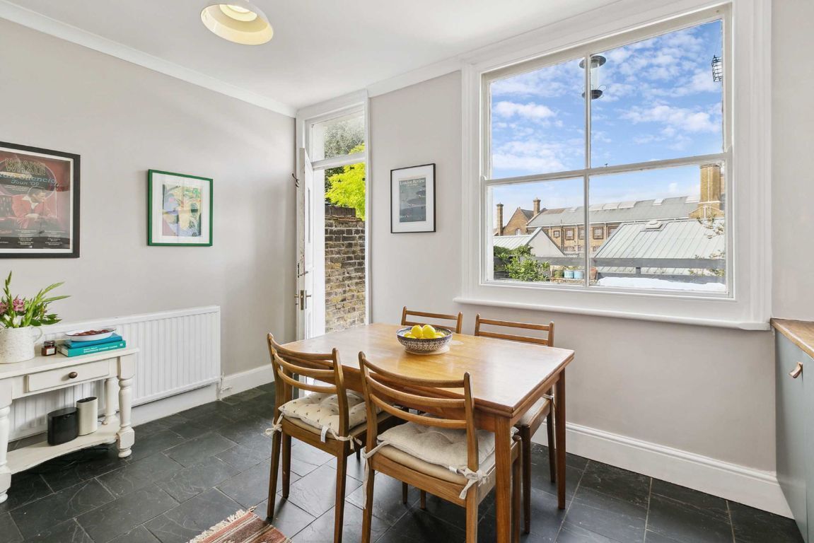 Jacksons 2 bedroom property for sale in Dumbarton Road, Brixton £