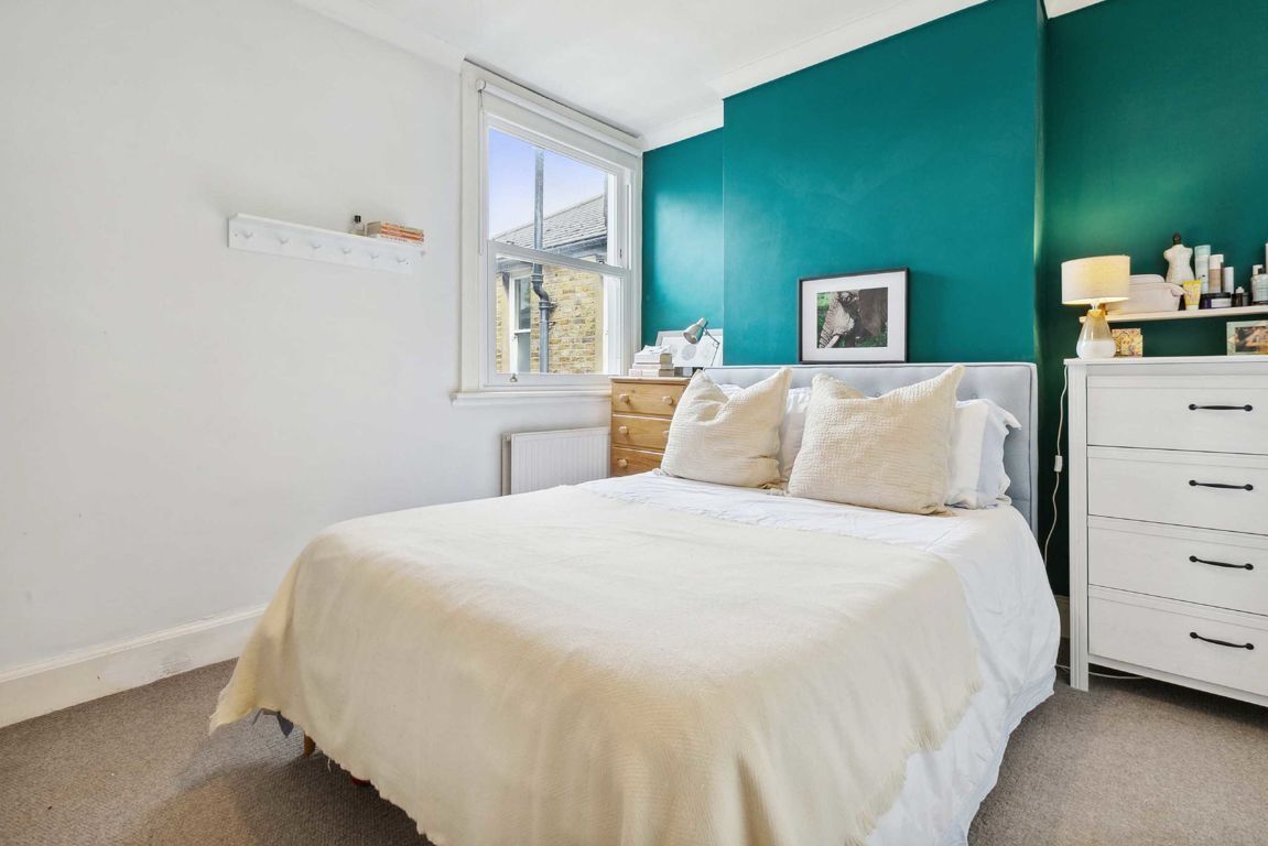 Jacksons 2 bedroom property for sale in Dumbarton Road, Brixton £