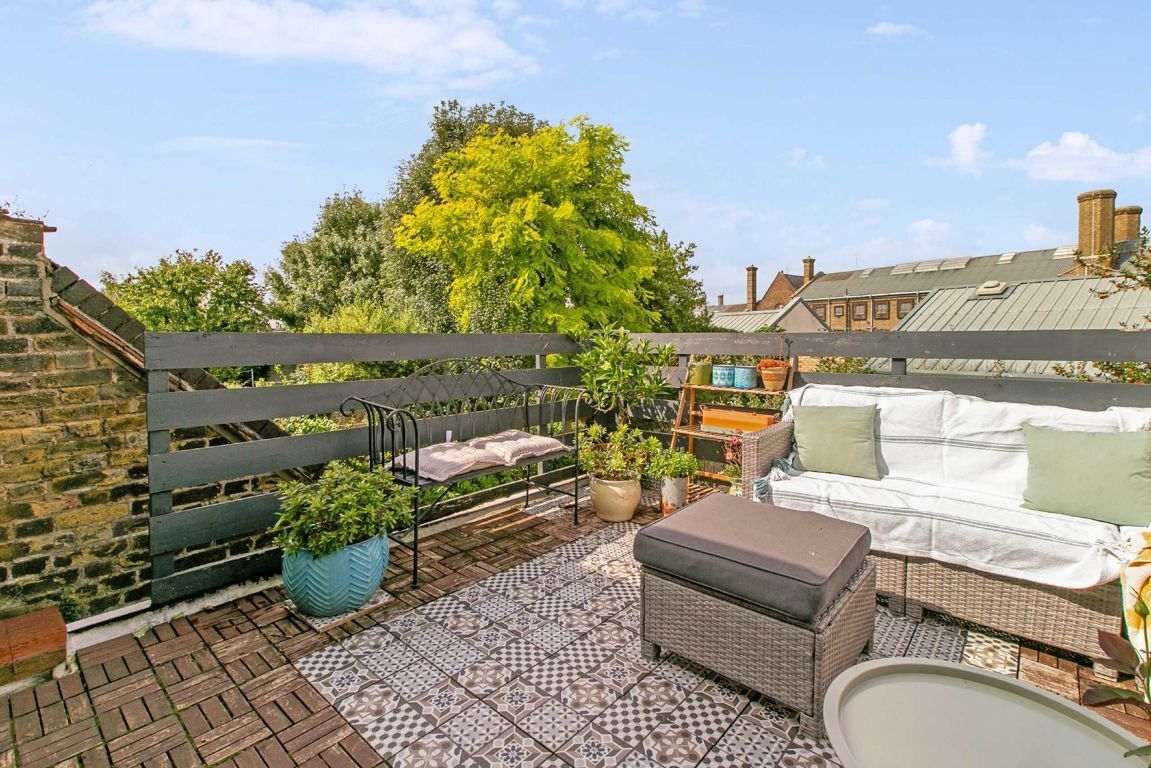 Jacksons 2 bedroom property for sale in Dumbarton Road, Brixton £