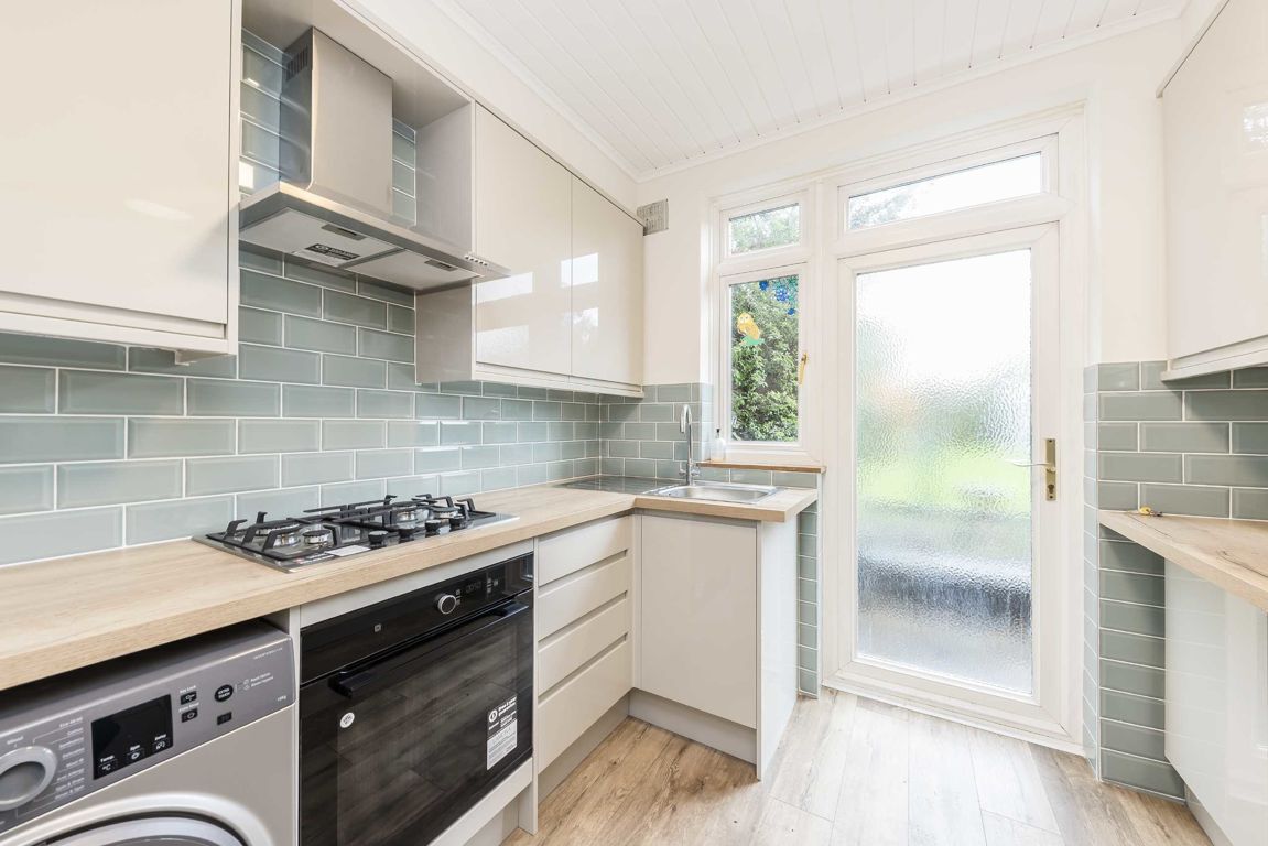 Jacksons 3 bedroom property to let in Tilehurst Road, Earlsfield £