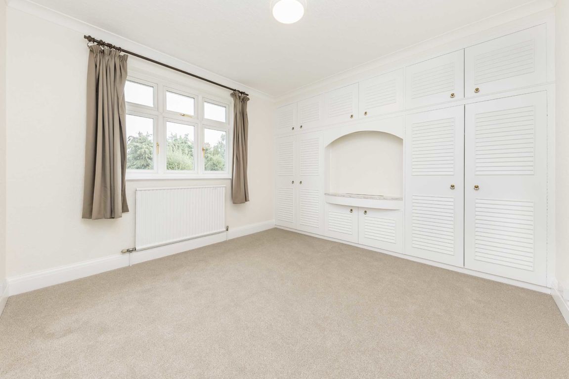 Jacksons 3 bedroom property to let in Tilehurst Road, Earlsfield £