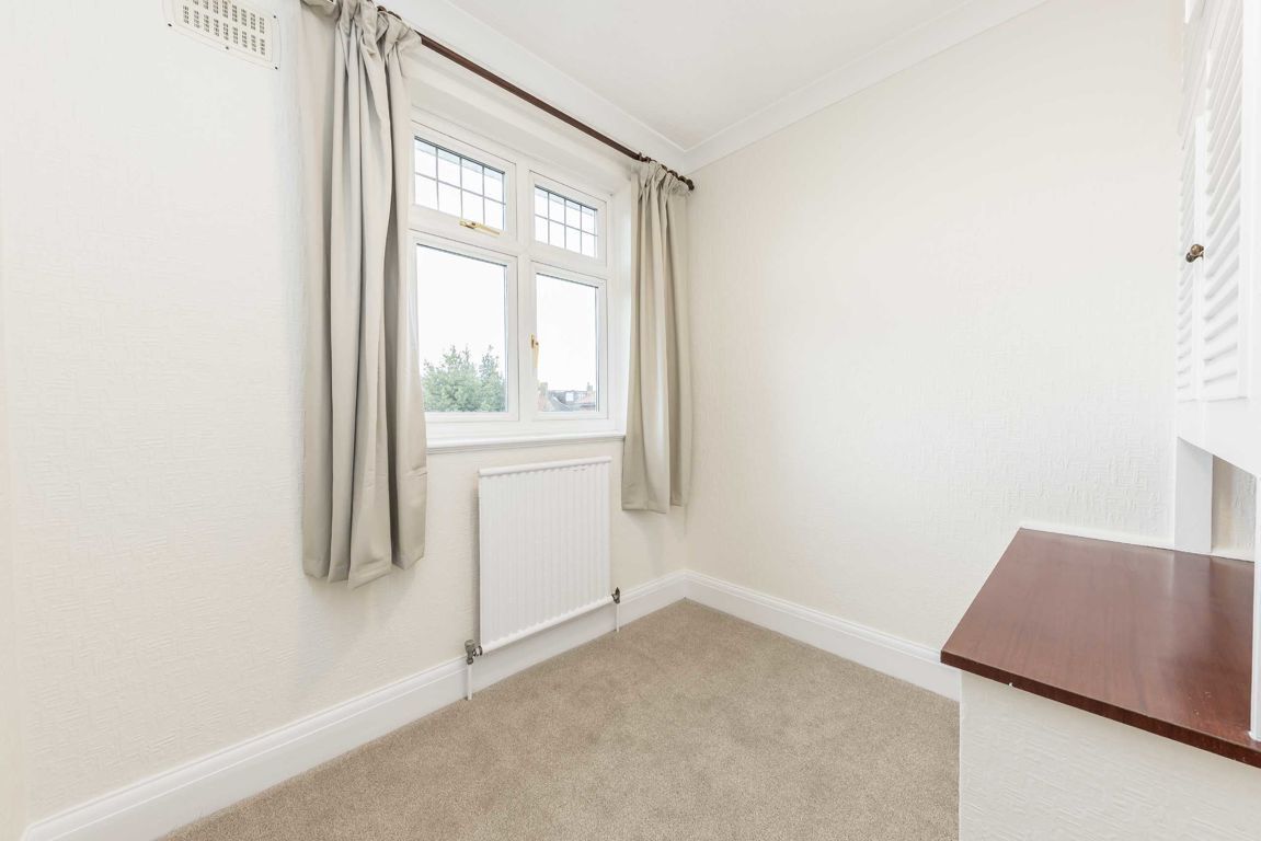 Jacksons 3 bedroom property to let in Tilehurst Road, Earlsfield £