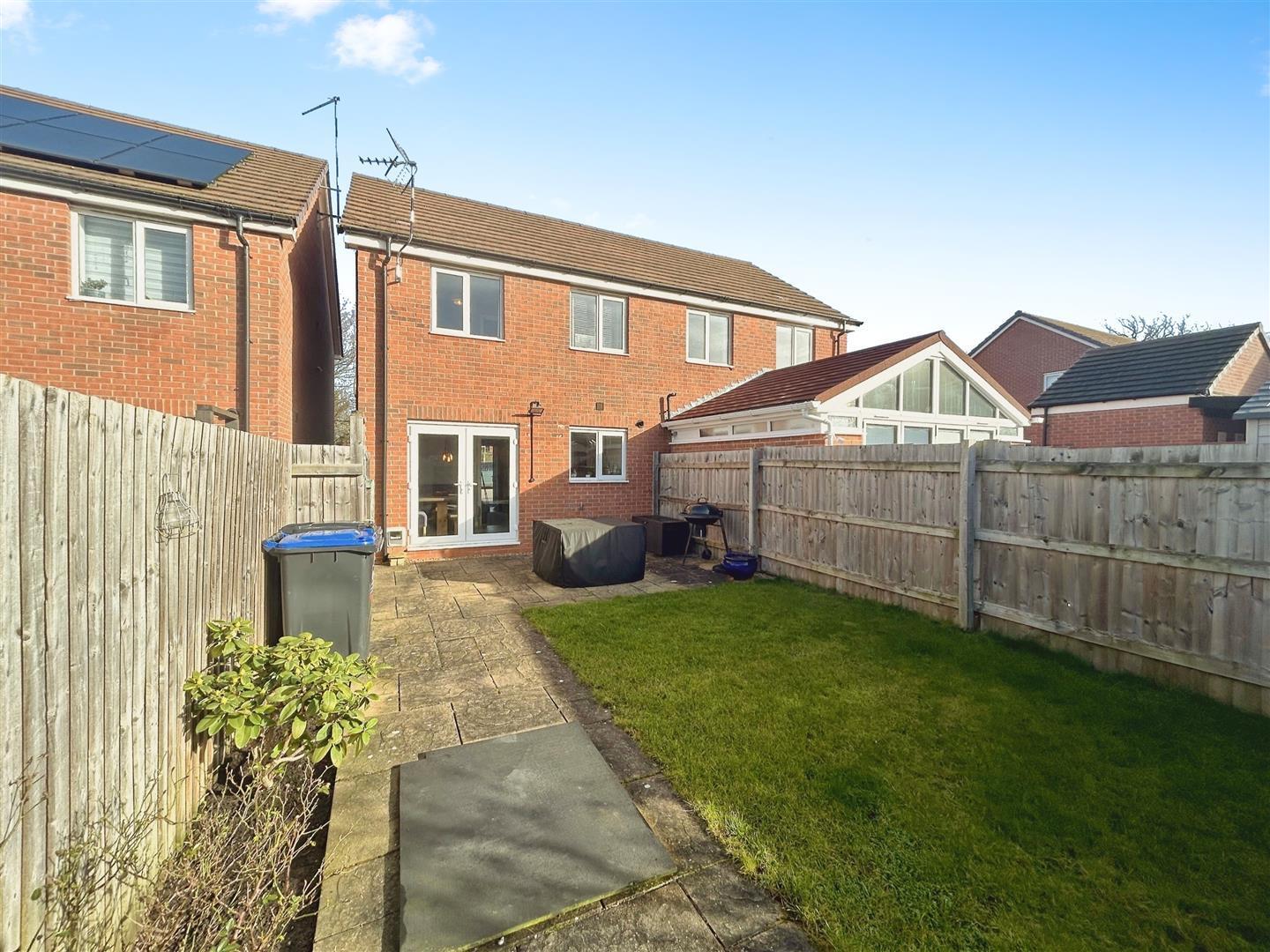 3 bedroom property for sale in Batchelor Close, Whitnash, Leamington Spa Offers over £310,000