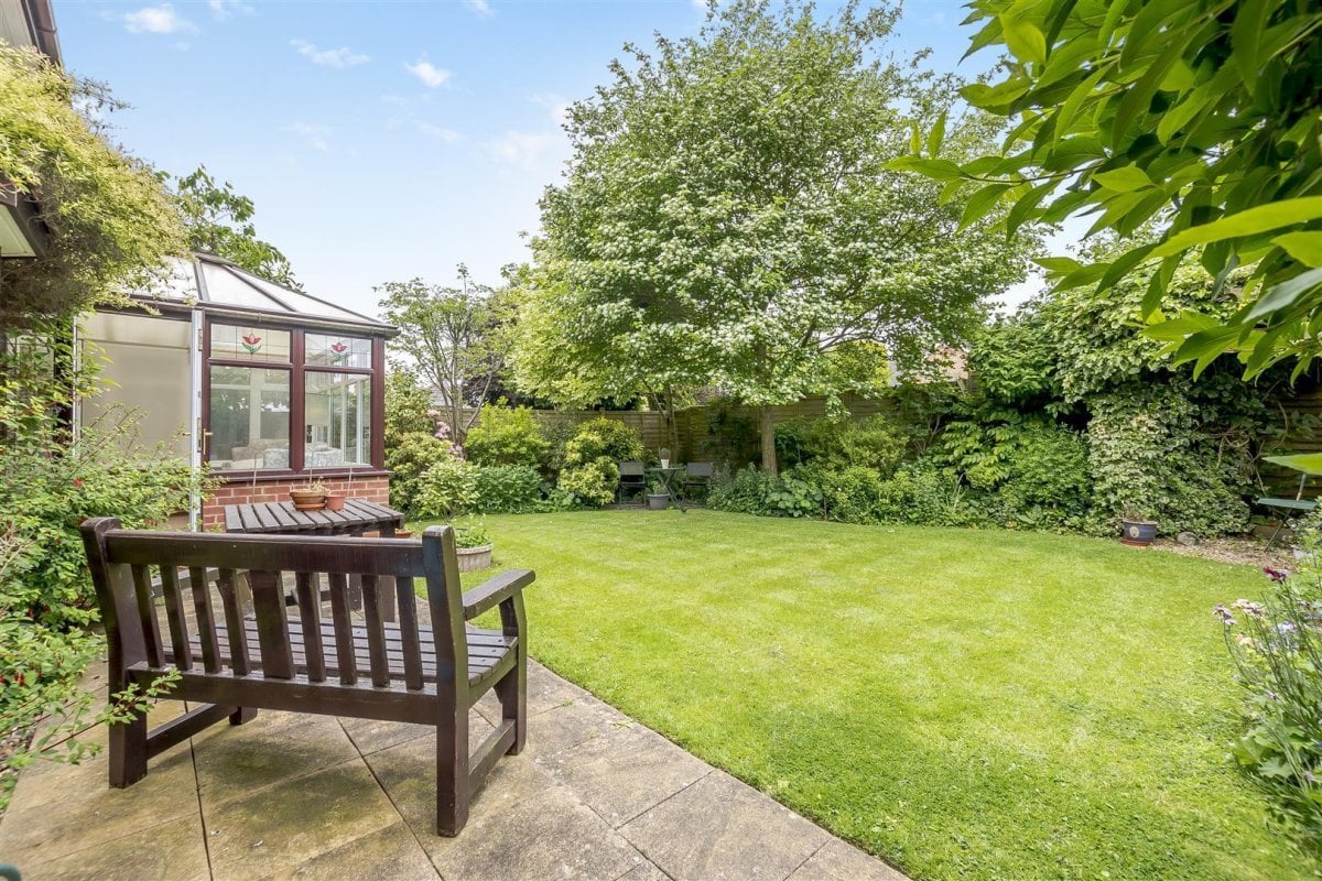 4 bedroom property for sale in Hawthorn Drive, Uppingham, Rutland