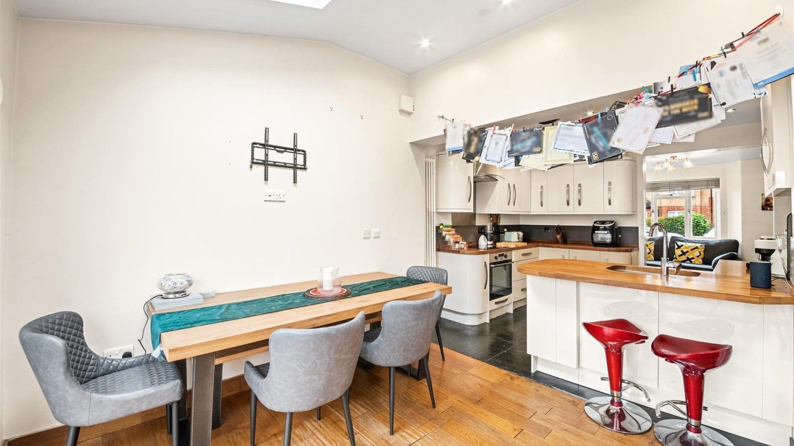 2 bedroom property for sale in Snowden Avenue, Hillingdon £435,000