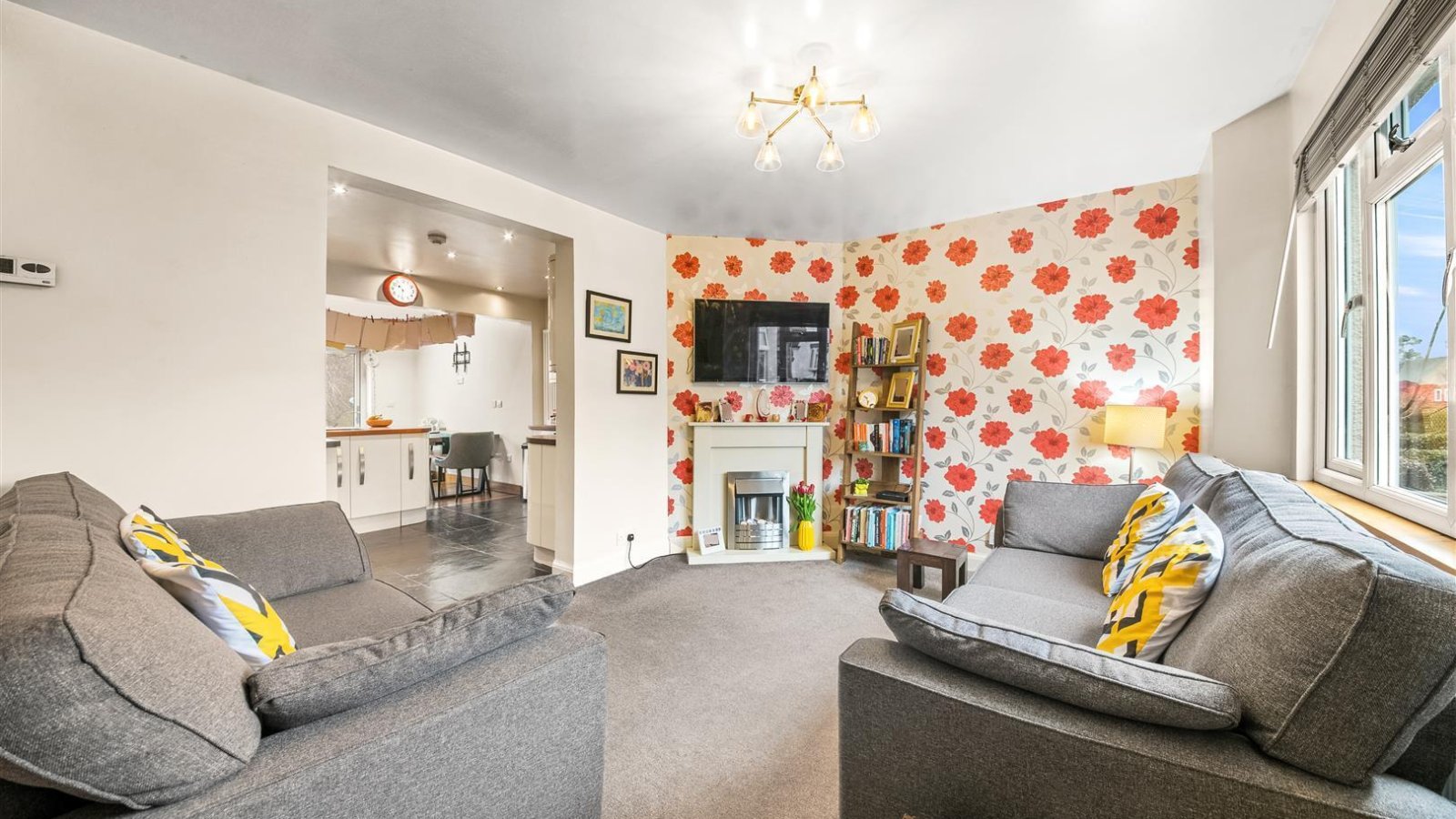 2 bedroom property for sale in Snowden Avenue, Hillingdon £435,000