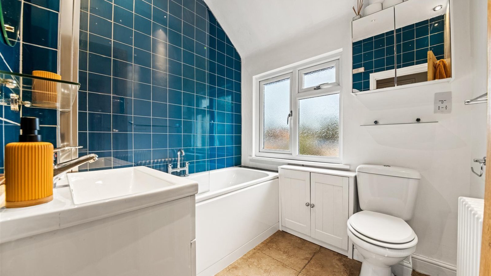 2 bedroom property for sale in Snowden Avenue, Hillingdon £435,000