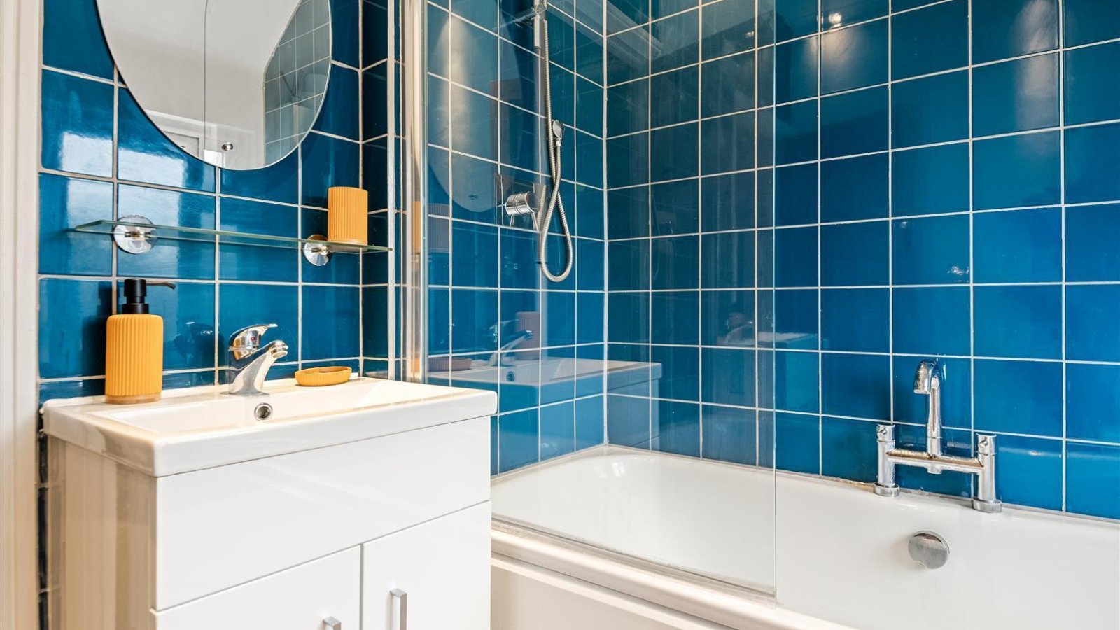 2 bedroom property for sale in Snowden Avenue, Hillingdon £435,000