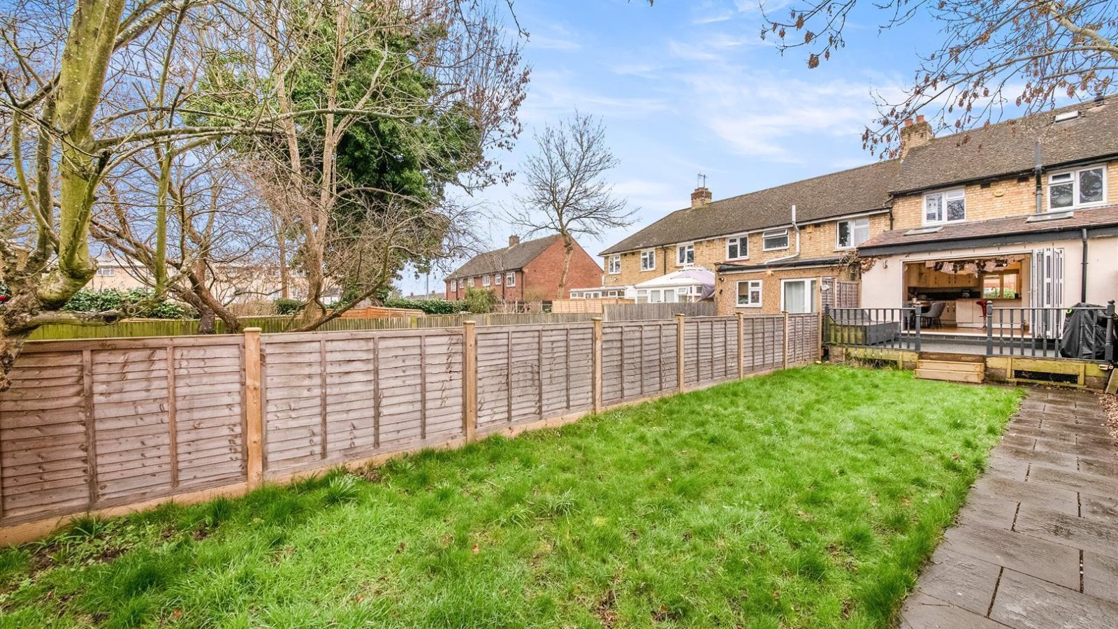 2 bedroom property for sale in Snowden Avenue, Hillingdon £435,000