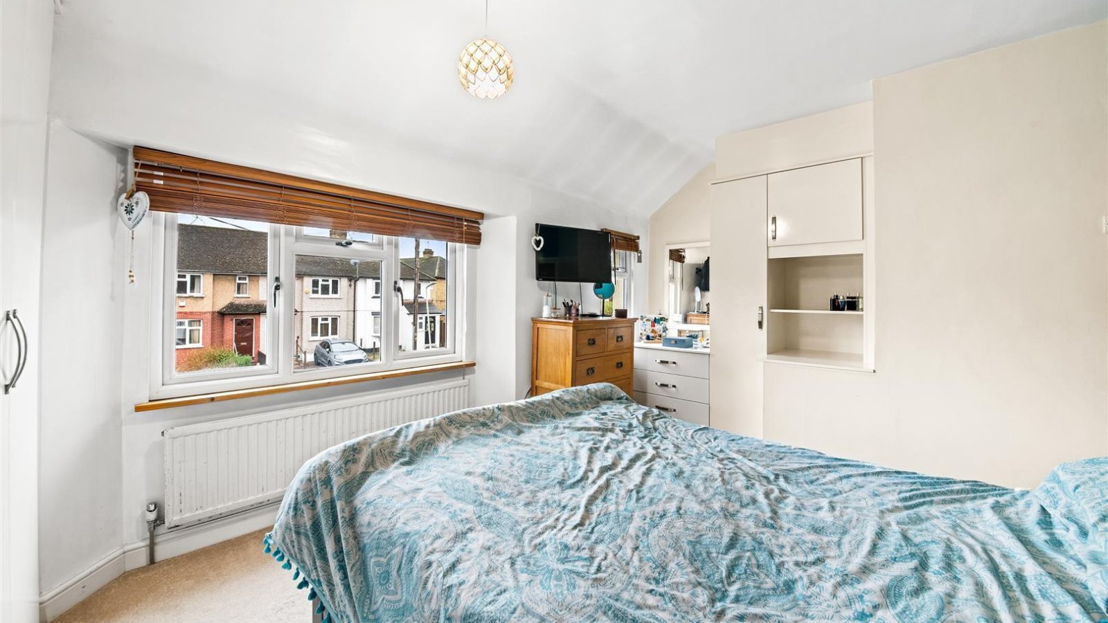 2 bedroom property for sale in Snowden Avenue, Hillingdon £435,000