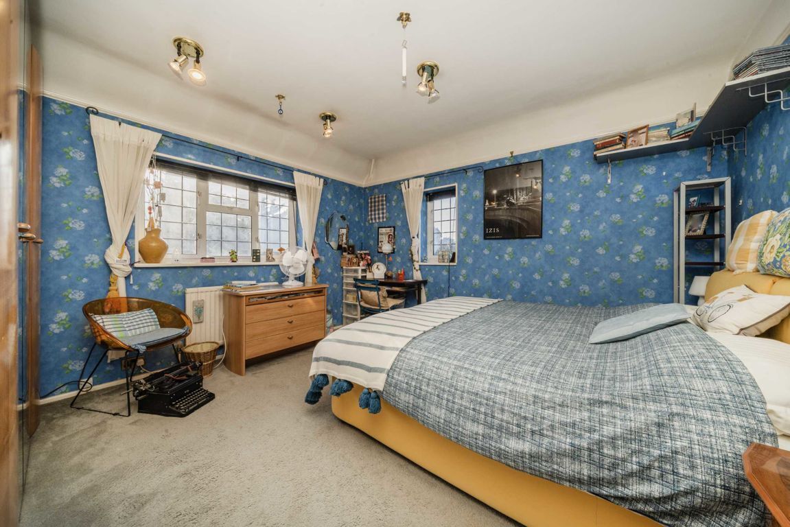 Jacksons 4 bedroom property for sale in Gibsons Hill, Streatham £