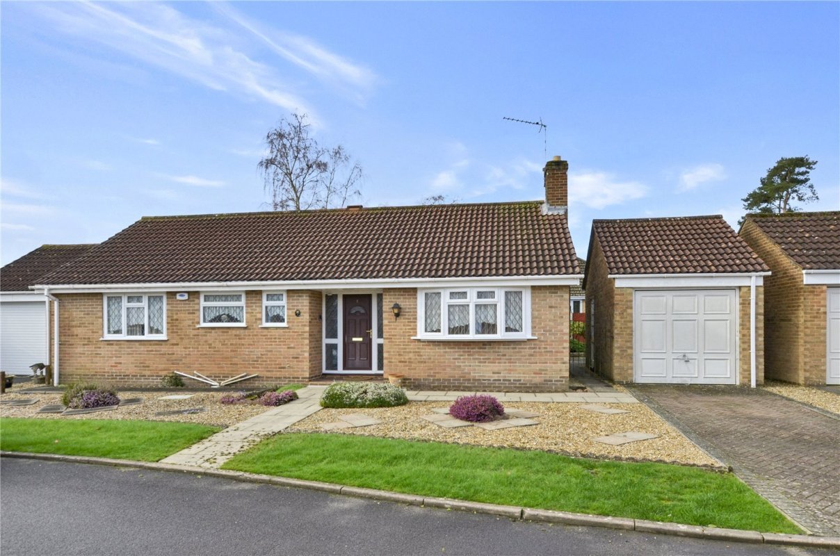 3 bedroom property for sale in Charnwood Close, West Moors, Ferndown