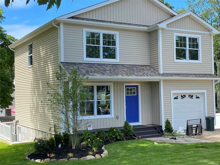 14 Overhill Rd, Rocky Point, NY 11778