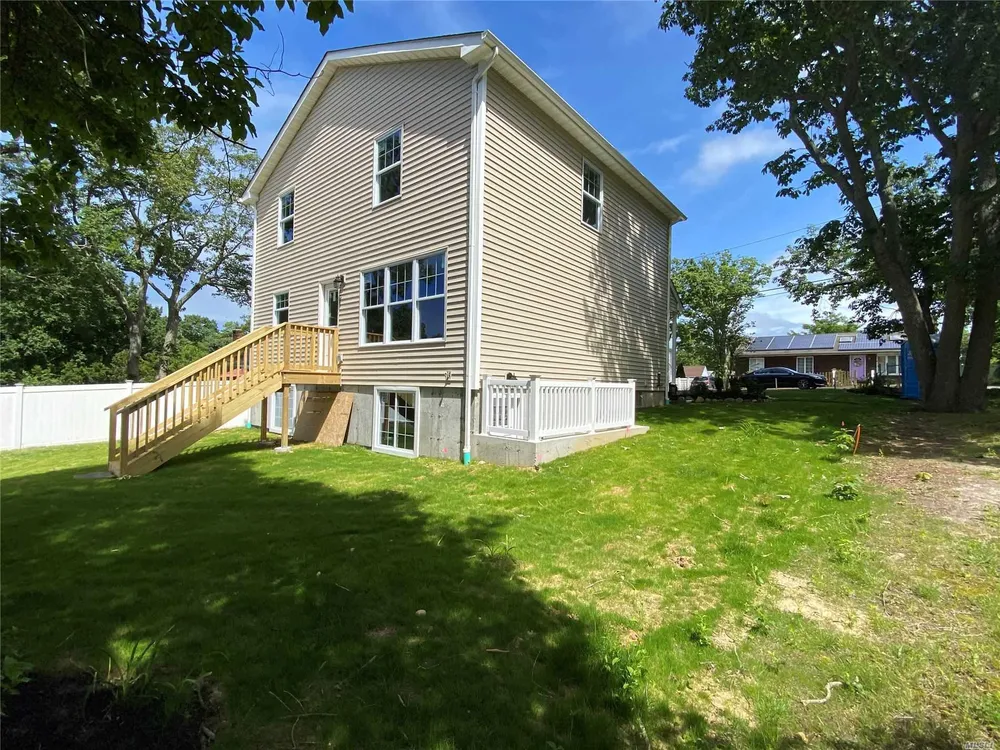 14 Overhill Rd, Rocky Point, NY 11778