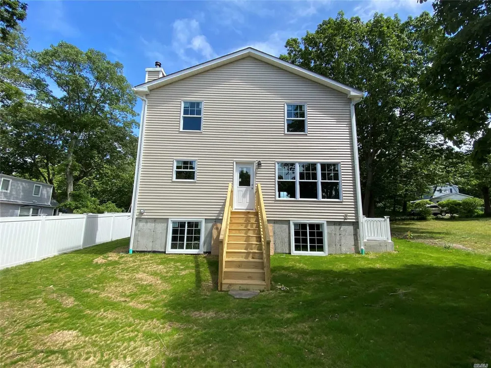 14 Overhill Rd, Rocky Point, NY 11778