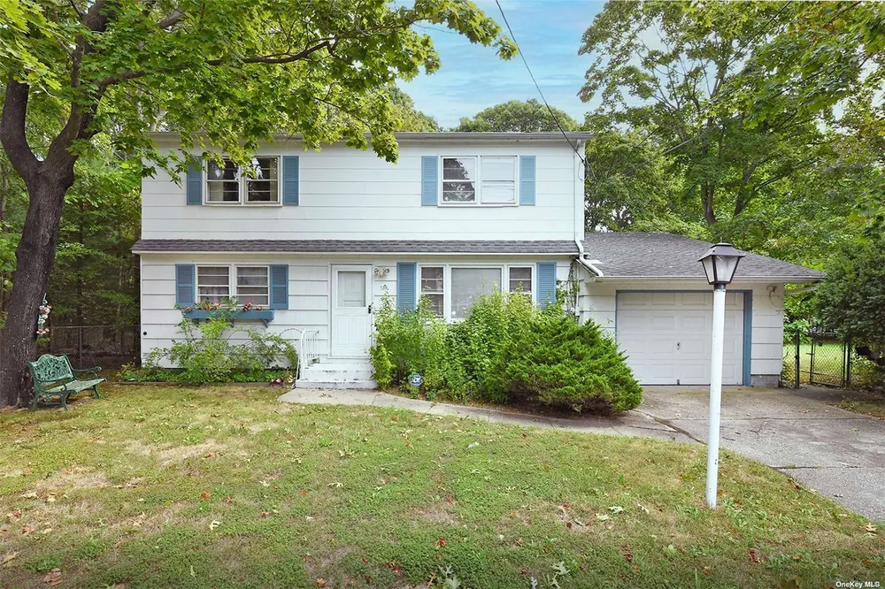 139 Hawthorne St, Mastic, NY 11950