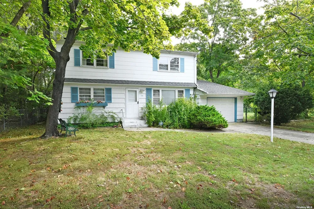 139 Hawthorne St, Mastic, NY 11950