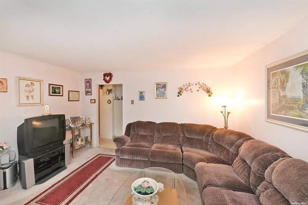 139 Hawthorne St, Mastic, NY 11950