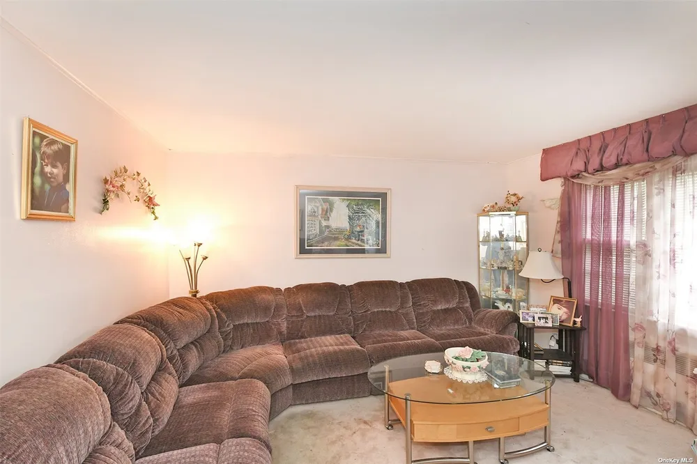 139 Hawthorne St, Mastic, NY 11950
