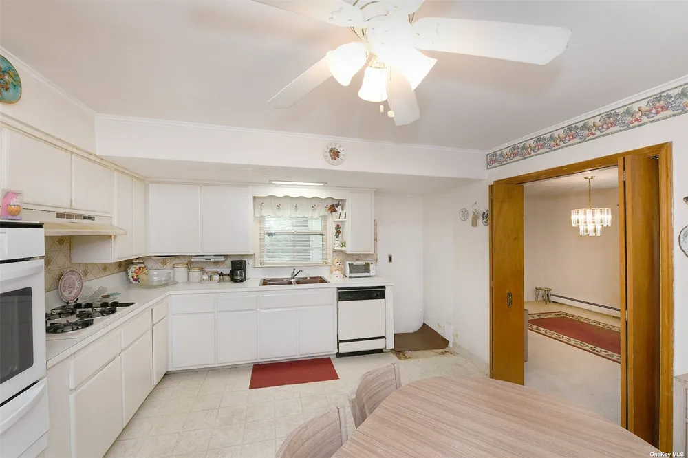 139 Hawthorne St, Mastic, NY 11950